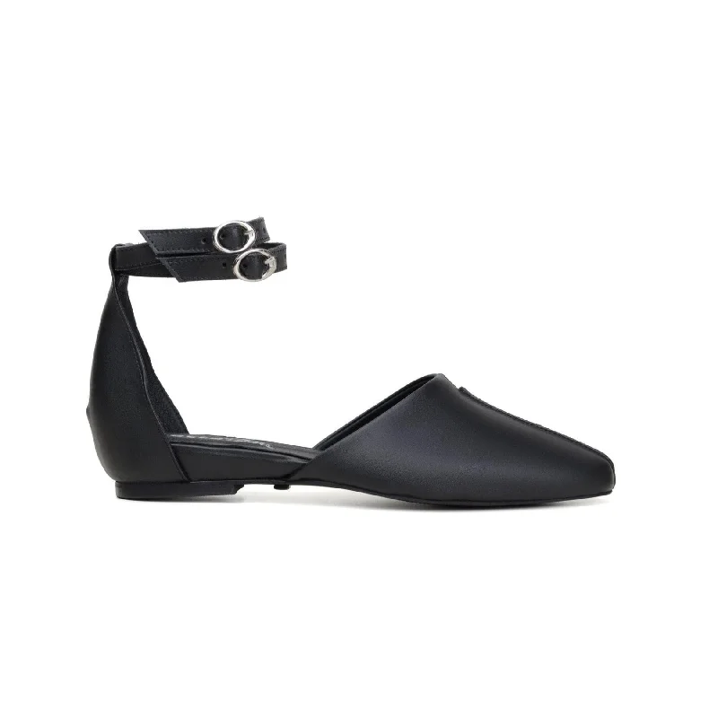Waterproof Hiking Boots 'Giselle' women's black flat with ankle-strap by Zette Shoes