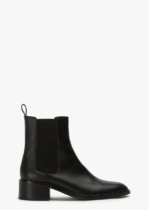 Stylish Running Footwear Fremont Black Como