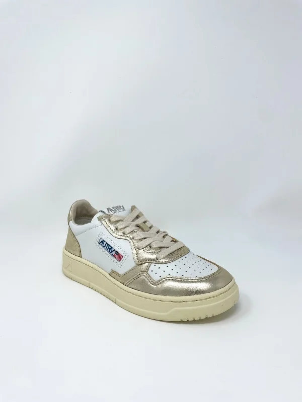 Classic Hiking Footwear Medalist Low Bicolor Sneakers in White/Platinum Leather