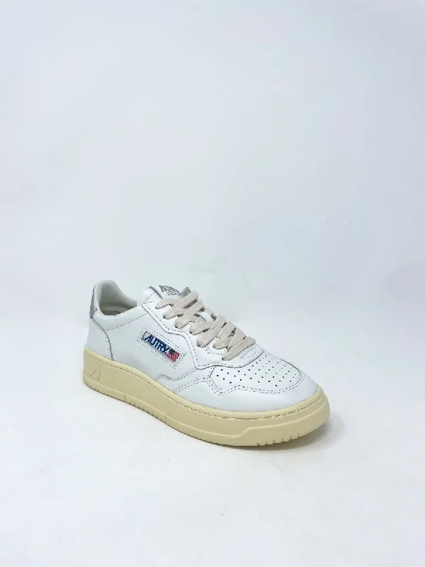 Comfortable Platform Boots Medalist Low Sneakers in Leather White & Silver