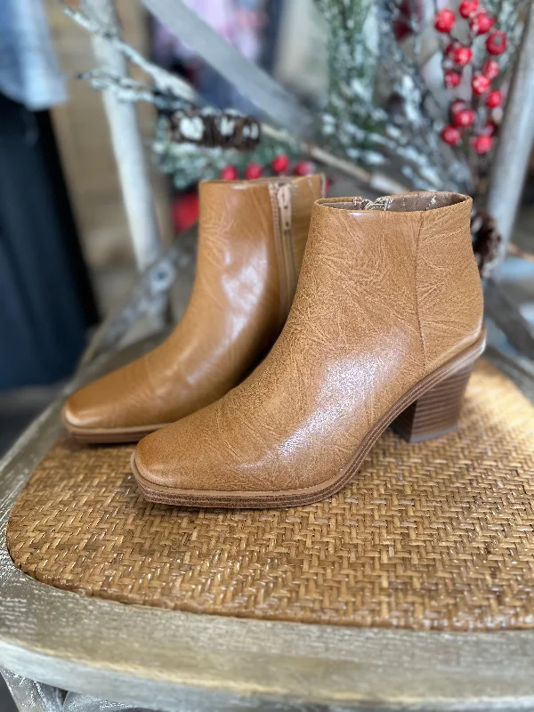 Comfortable Hiking Shoes Velta Ankle Boot